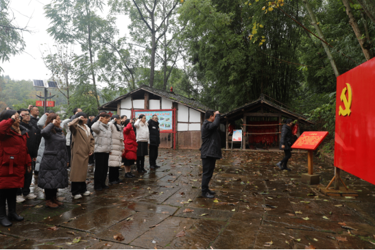 寻红色根脉，铸奋斗力量--遂宁四中党总支开展红色教育主题党日活动(1)140.png